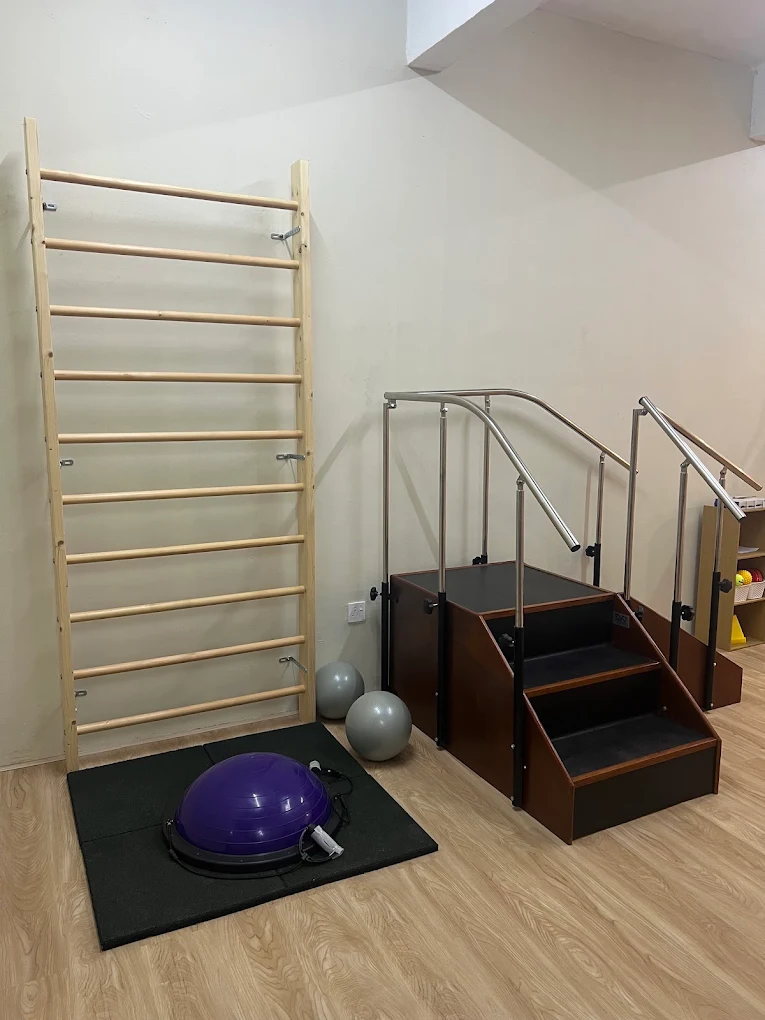 Latihan berjalan dan imbangan di Excel Physio